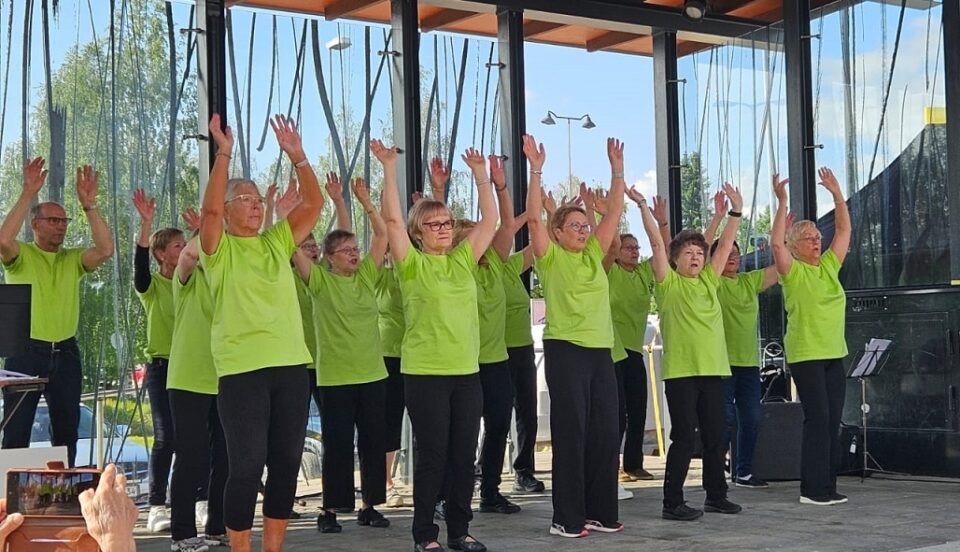 Ryhmä vihreäpaisia tanssijoita