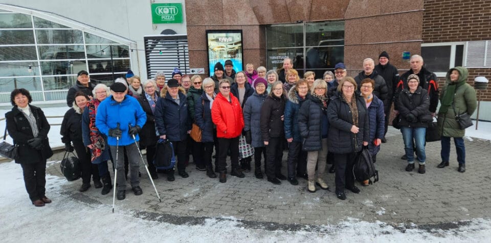 yli 40 ihmistä yhteiskuvassa Härmän kylpylän sisäänkäynnin edessä